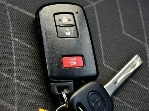 Used 2018 Toyota Tacoma TRD Sport image 26