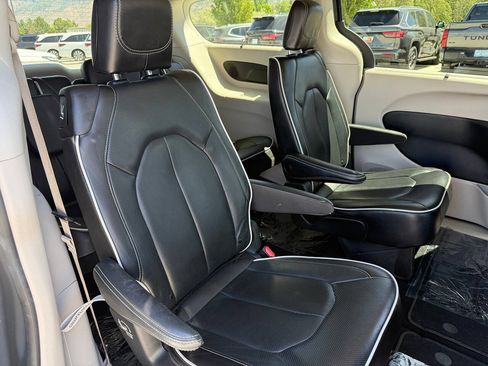 Used 2023 Chrysler Pacifica Limited FWD image 24