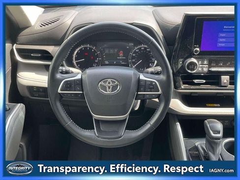 Used 2023 Toyota Highlander XLE AWD/4WD image 14