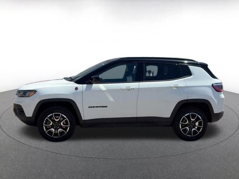Used 2025 Jeep Compass Trailhawk image 8