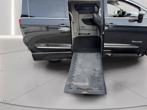 Used 2020 Chrysler Pacifica Touring-L FWD image 23