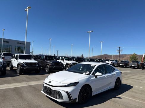 Used 2025 Toyota Camry SE FWD image 10