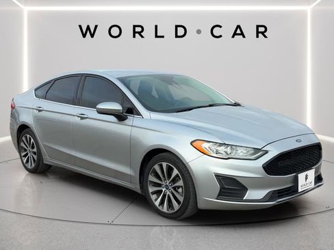Used 2020 Ford Fusion SE image 1
