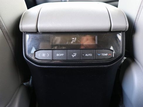 Used 2023 Toyota Highlander L image 16