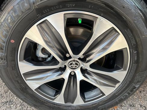 Used 2024 Toyota Highlander XLE image 25