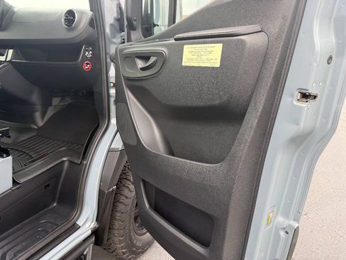 Used 2022 Mercedes-Benz Sprinter 2500 image 12
