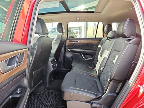 Used 2024 Volkswagen Atlas SE w/ Panoramic Sunroof Package image 10