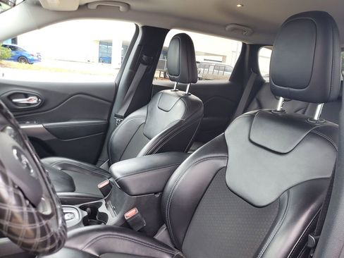 Used 2019 Jeep Cherokee Latitude Plus FWD image 10