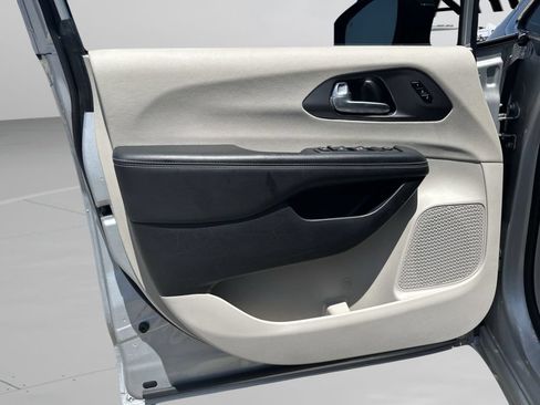 Certified 2024 Chrysler Pacifica Touring-L FWD image 20
