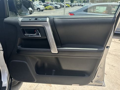 Used 2018 Toyota 4Runner SR5 AWD/4WD image 16