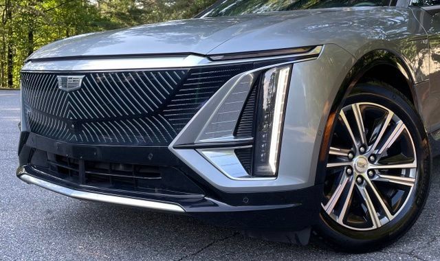 Used 2024 Cadillac Lyriq Luxury AWD/4WD image 3