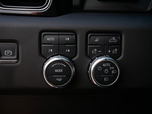 Used 2023 GMC Sierra 1500 AT4 w/ Technology Package AWD/4WD image 17