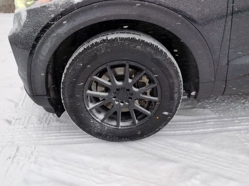 Used 2022 Ford Explorer XLT w/ Equipment Group 202A image 10