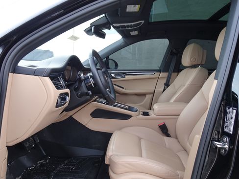 Used 2024 Porsche Macan image 10