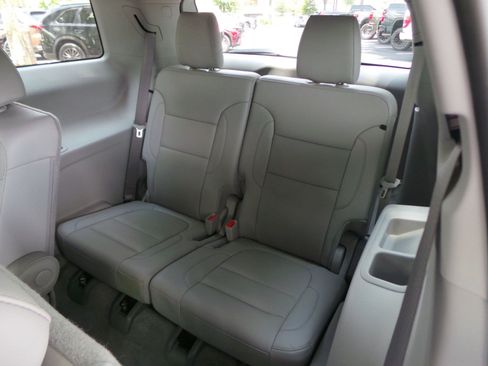 Used 2022 GMC Acadia SLT FWD image 10