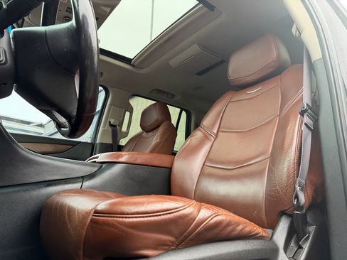 Used 2016 Cadillac Escalade Luxury image 2