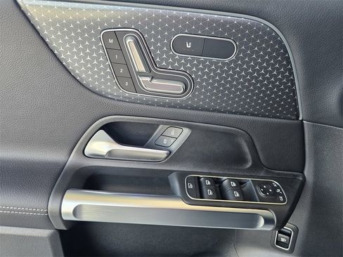 Used 2025 Mercedes-Benz GLB 250 image 16