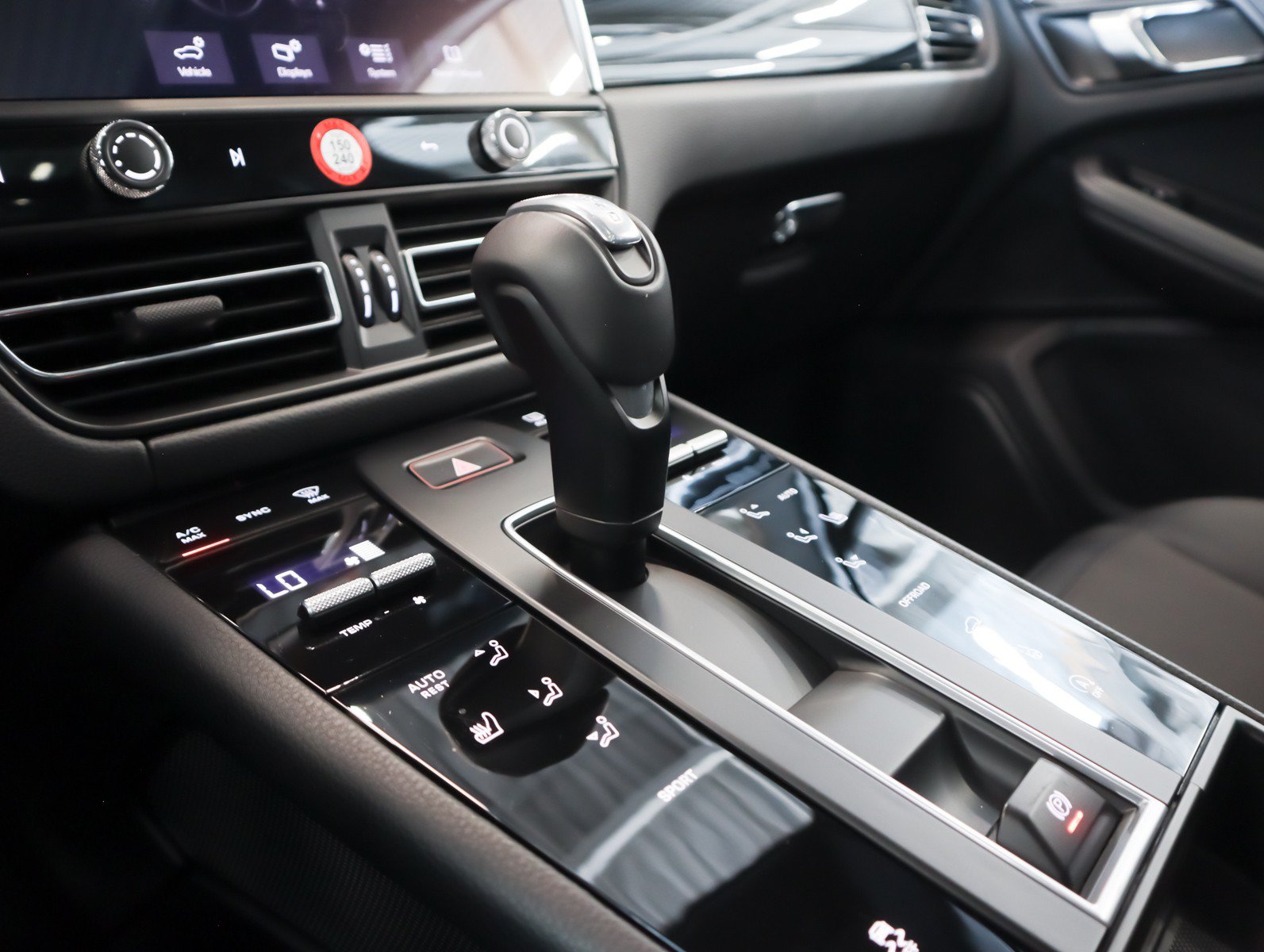 Certified 2026 Porsche Macan AWD/4WD image 16