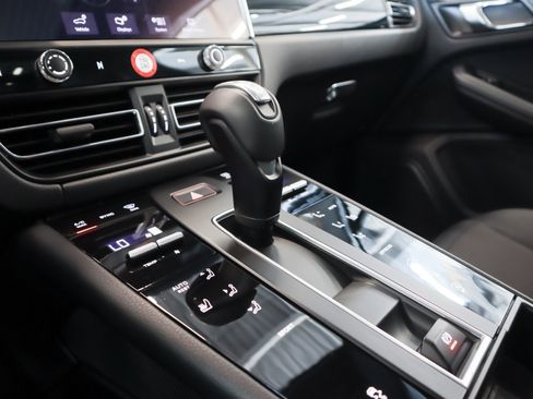 Certified 2026 Porsche Macan AWD/4WD image 16