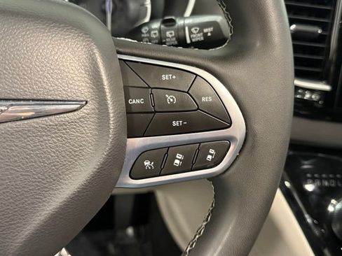Used 2024 Chrysler Pacifica Touring-L FWD image 13