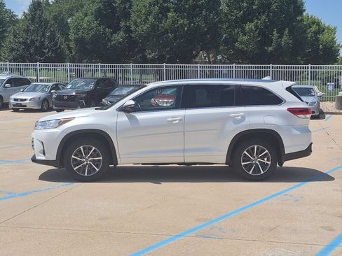 Used 2018 Toyota Highlander XLE AWD/4WD image 9