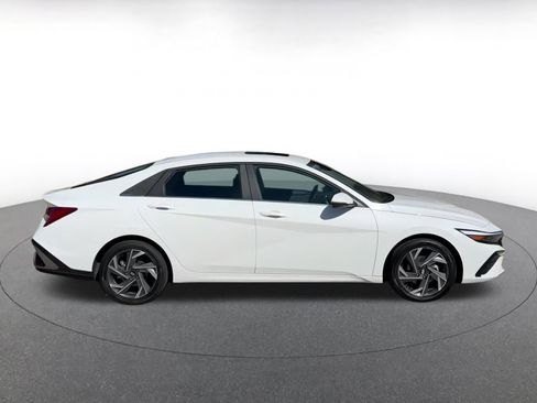 Used 2025 Hyundai Elantra Limited image 16