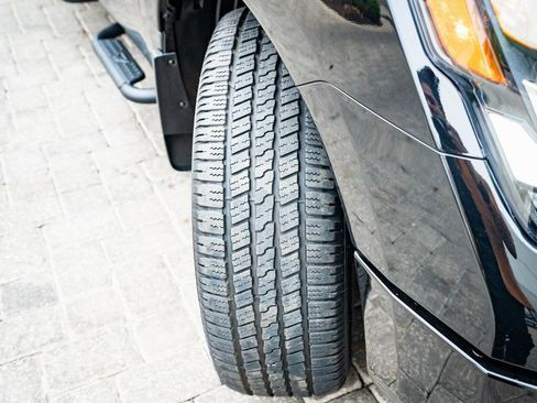 Used 2024 Nissan Titan SV w/ SV Bronze Edition Package image 38