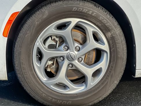 Used 2023 Chrysler Pacifica Limited image 27