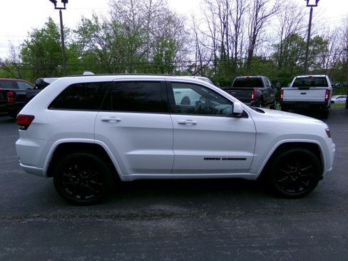 Used 2017 Jeep Grand Cherokee Altitude AWD/4WD image 10
