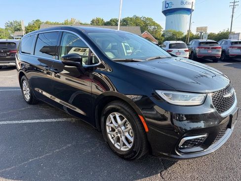 Used 2024 Chrysler Pacifica Touring-L FWD image 4