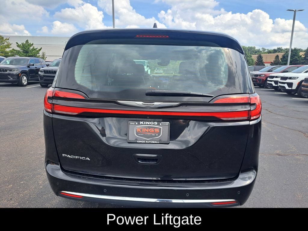 Used 2021 Chrysler Pacifica Touring-L FWD image 4