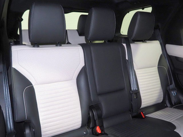 Used 2024 Land Rover Discovery Dynamic SE AWD/4WD image 16