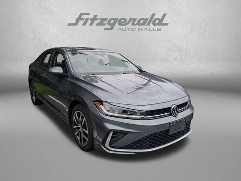 Used 2025 Volkswagen Jetta SE FWD image 1