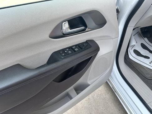 Used 2017 Chrysler Pacifica Touring-L FWD image 13