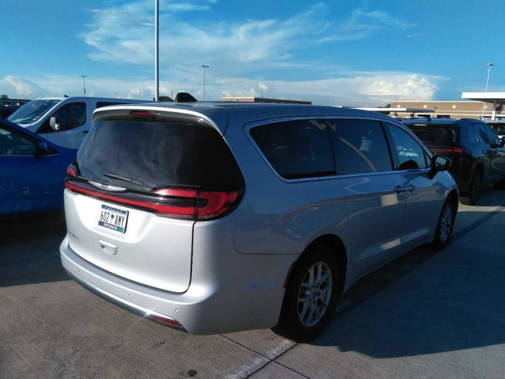 Used 2024 Chrysler Pacifica Touring-L FWD image 8