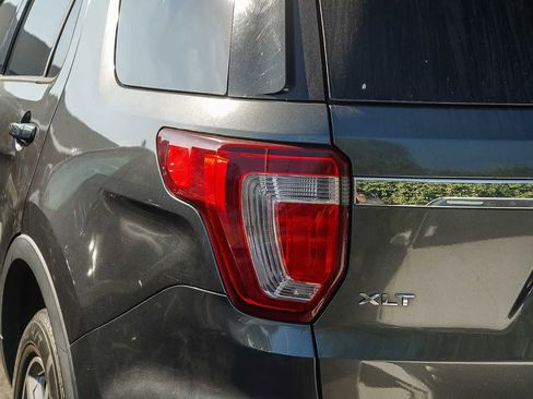 Used 2017 Ford Explorer XLT image 5