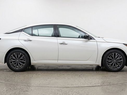 Used 2025 Nissan Altima 2.5 SV image 11