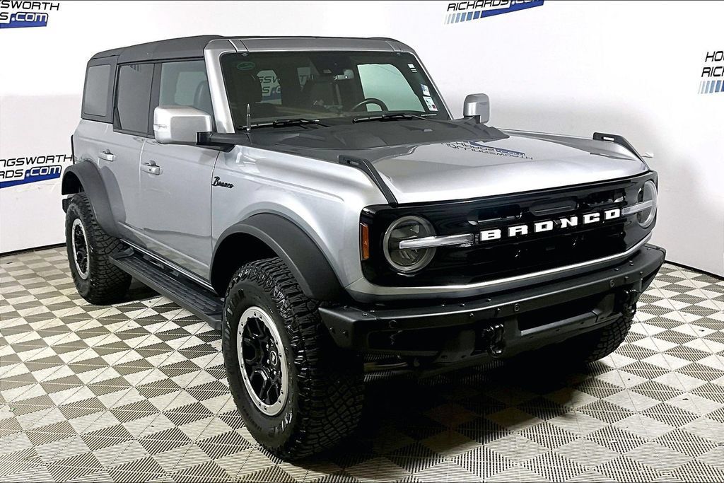 Used 2023 Ford Bronco Outer Banks w/ Sasquatch Package AWD/4WD image 3