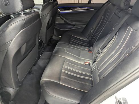 Used 2022 BMW 530i w/ Premium Package image 9