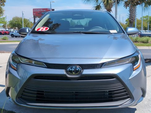 Certified 2025 Toyota Corolla LE image 3
