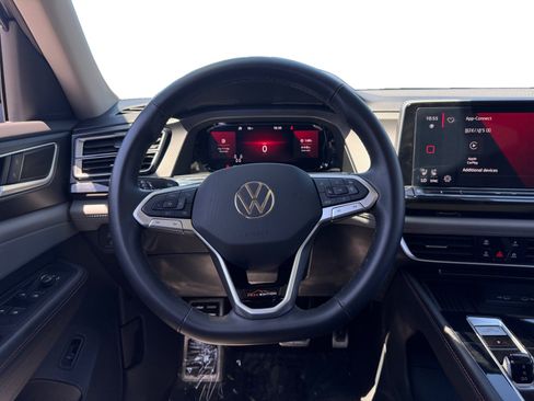 Used 2025 Volkswagen Atlas Peak Edition SE AWD/4WD image 12