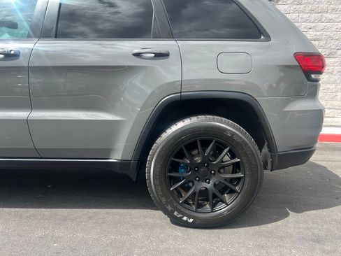 Used 2019 Jeep Grand Cherokee Laredo AWD/4WD image 16