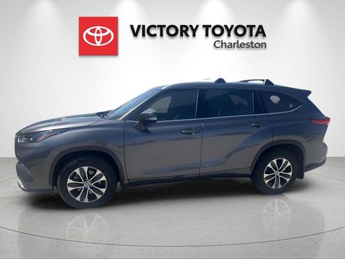 Used 2022 Toyota Highlander XLE AWD/4WD image 4