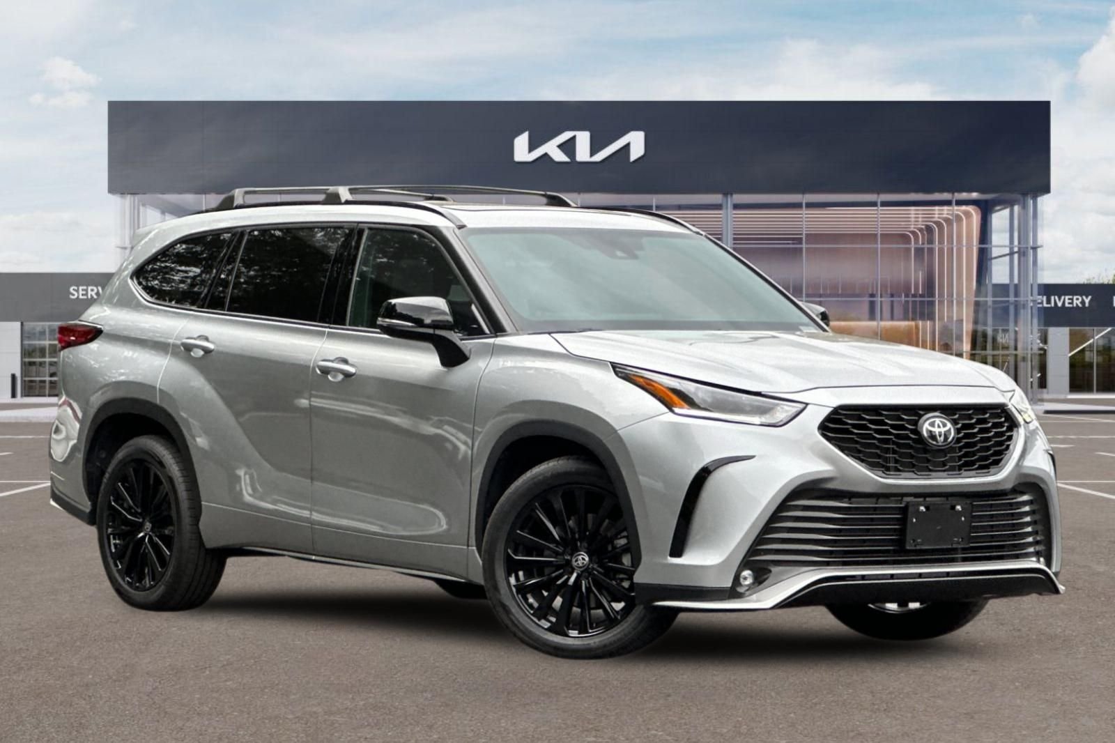Used 2023 Toyota Highlander XSE AWD/4WD image 2