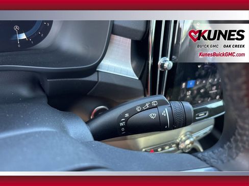 Used 2024 Volvo XC40 B5 Core image 15