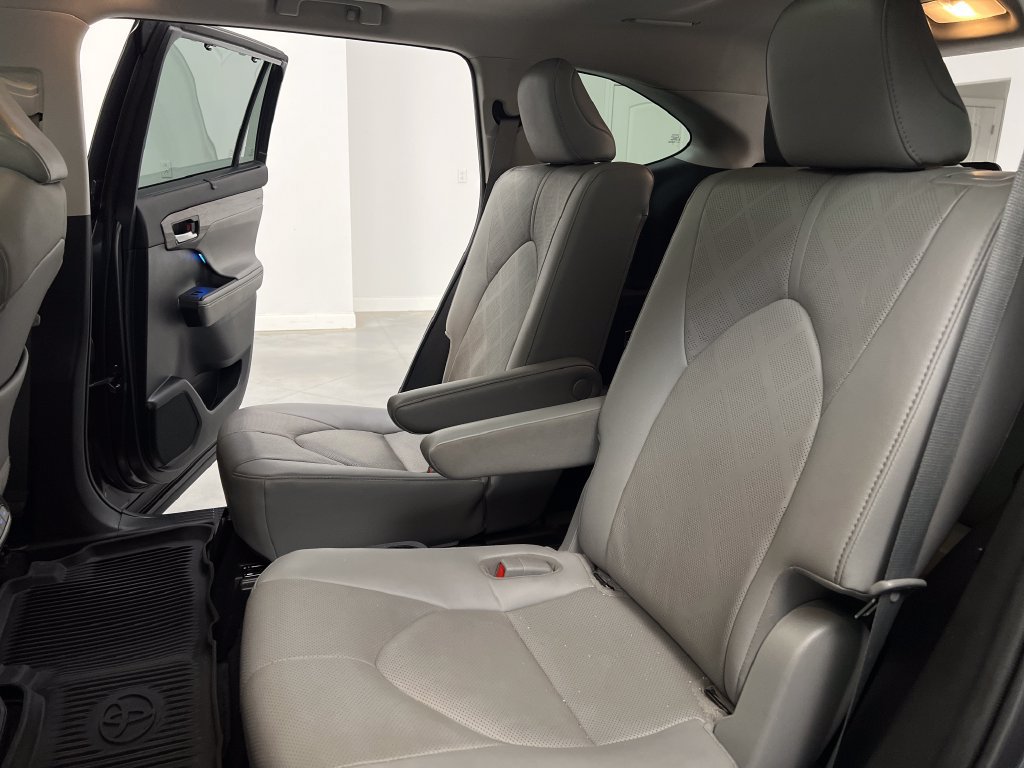 Used 2020 Toyota Highlander Platinum FWD image 16