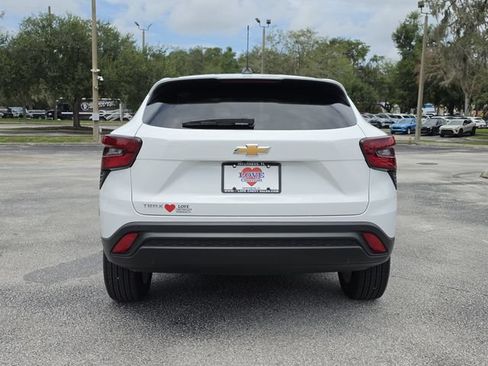 Used 2025 Chevrolet Trax LS w/ LS Convenience Package FWD image 4