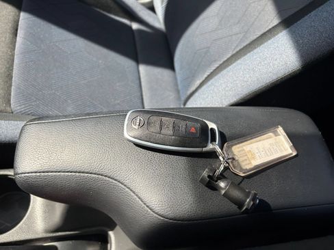 Used 2025 Nissan Versa SV FWD image 21