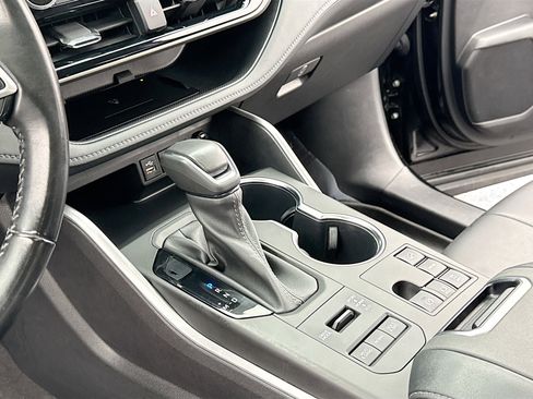 Used 2023 Toyota Highlander L image 11