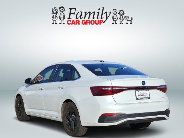 Used 2025 Volkswagen Jetta SE FWD image 3